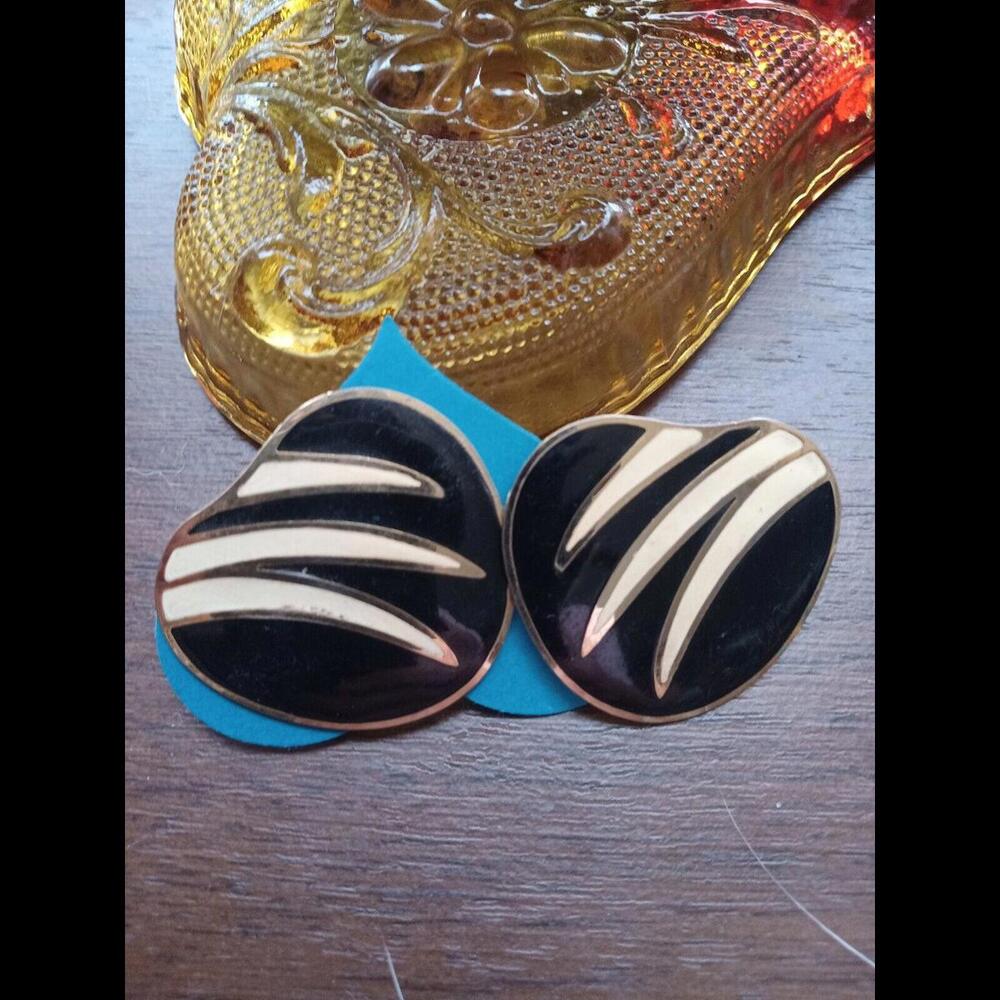 Vintage Black/Cream Enamel Earrings.  Post. Approx 1.5 Inches. Gold Tone. 1980s.